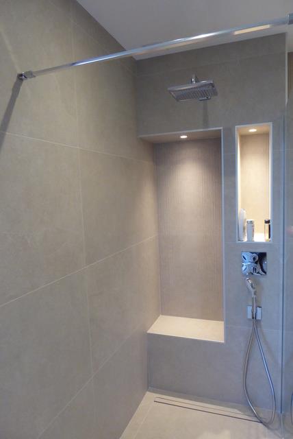 douche avec banc d'assise