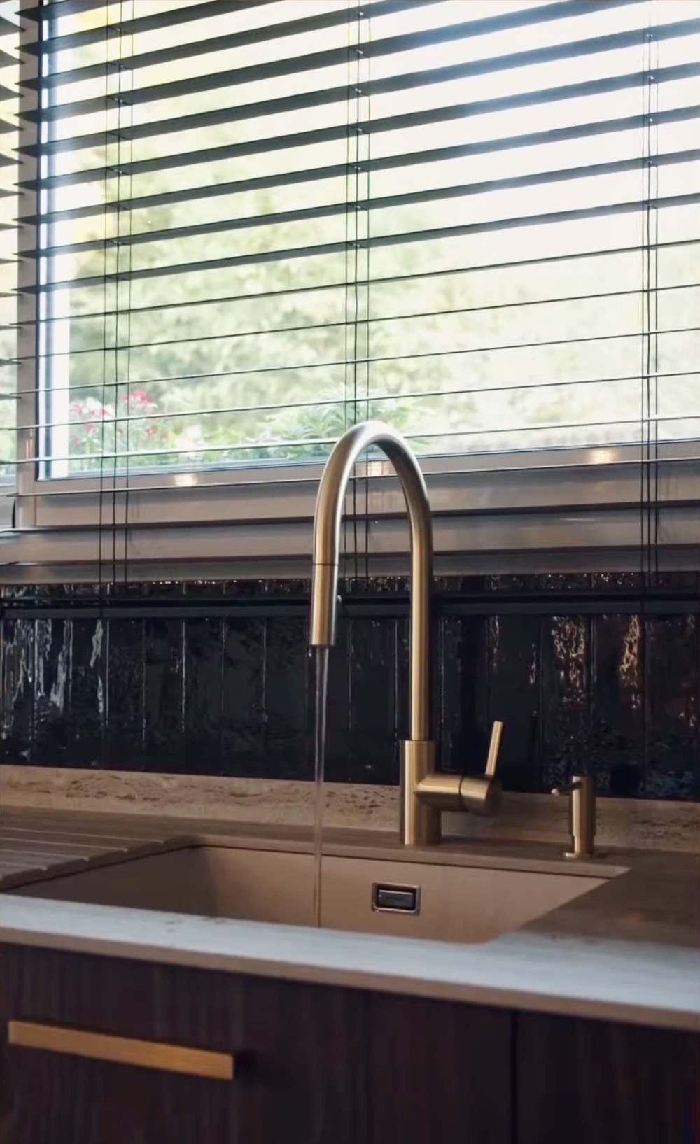 notes de de laiton, parfaitement assorties aux poignées de cette cuisine chic ...