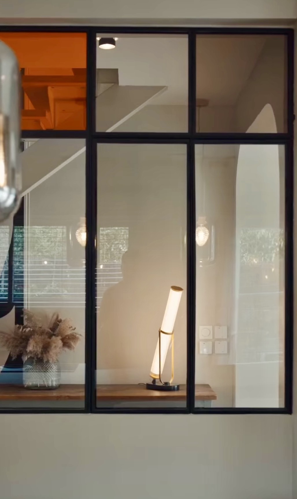 Cette lampe du designer FRECHIN confronte des matériaux intemporels et une approche poétique de la technologie, illumine les espaces et offre une expérience sensible de l'optique.