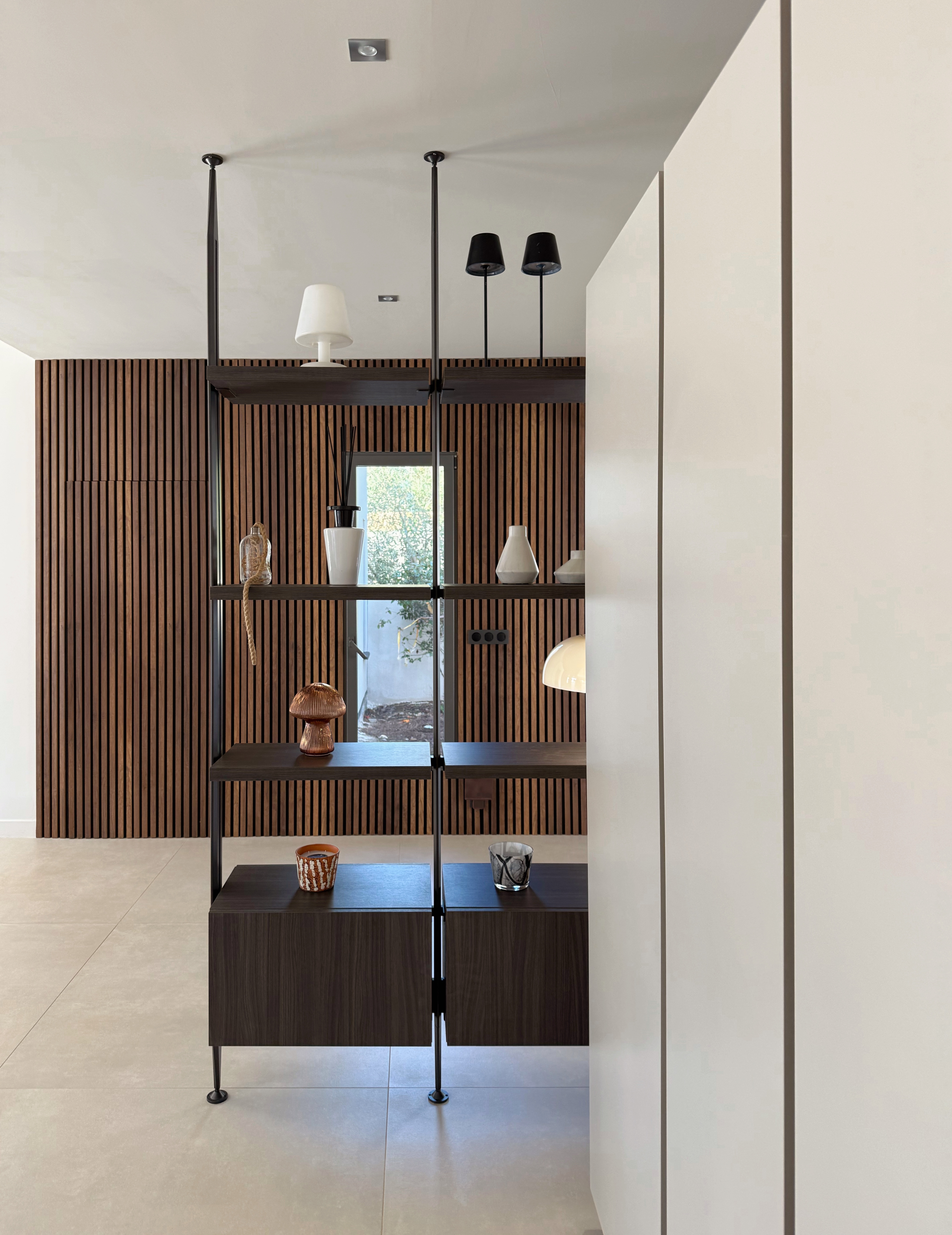 Focus sur la bibliothèque moderne et ajourée.