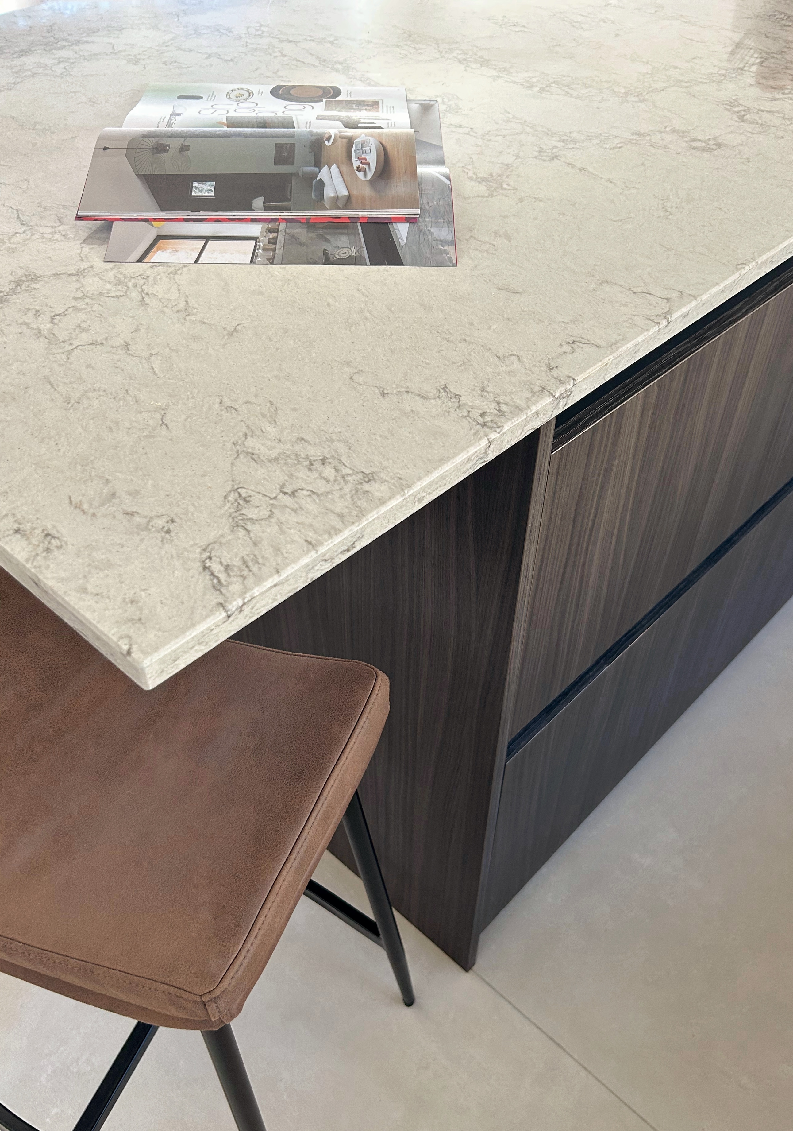 Zoom sur le plan de travail en pierre.