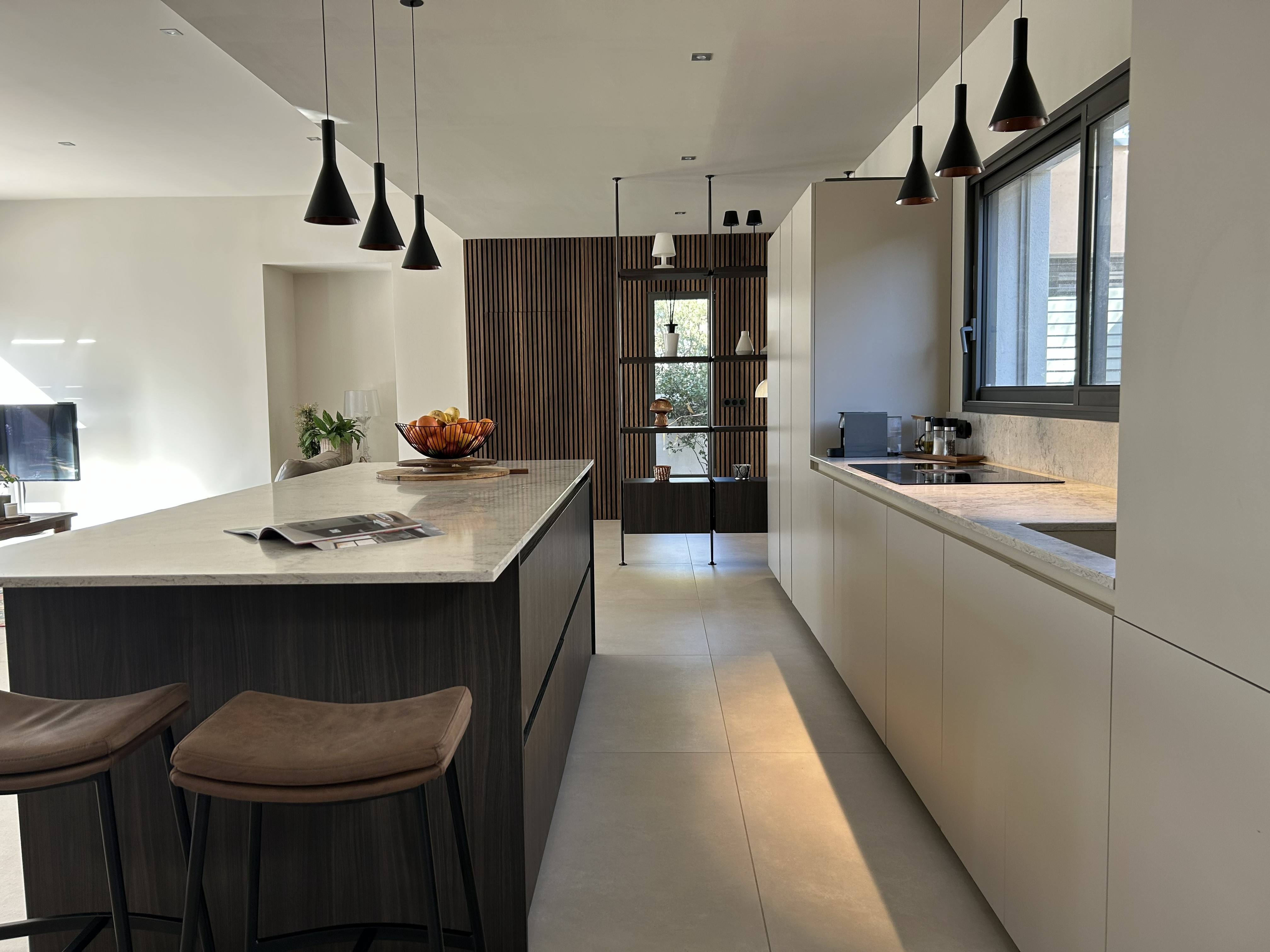 vue depuis la porte fenêtre vers la cuisine.