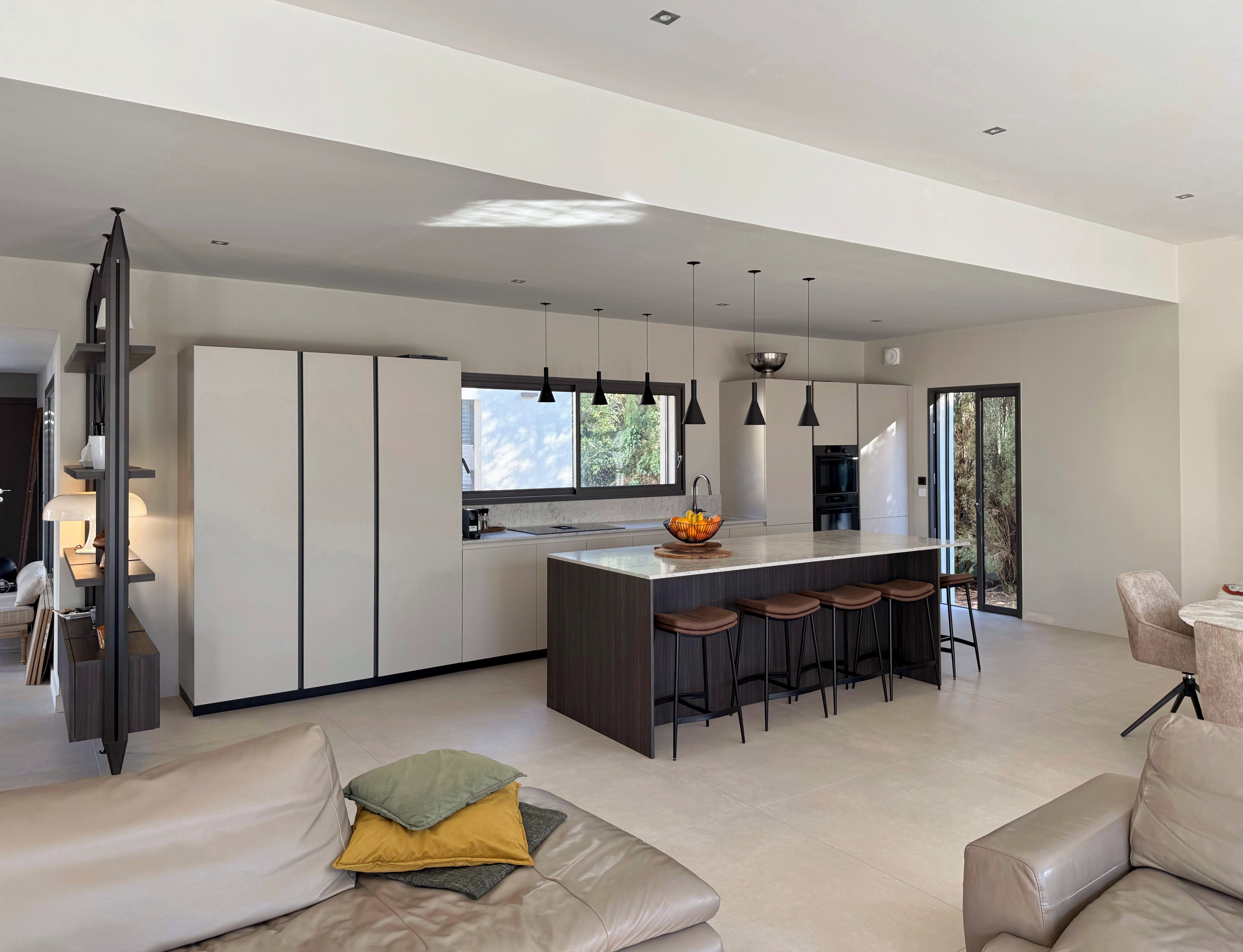 Vue de la cuisine moderne et intemporelle depuis le salon.