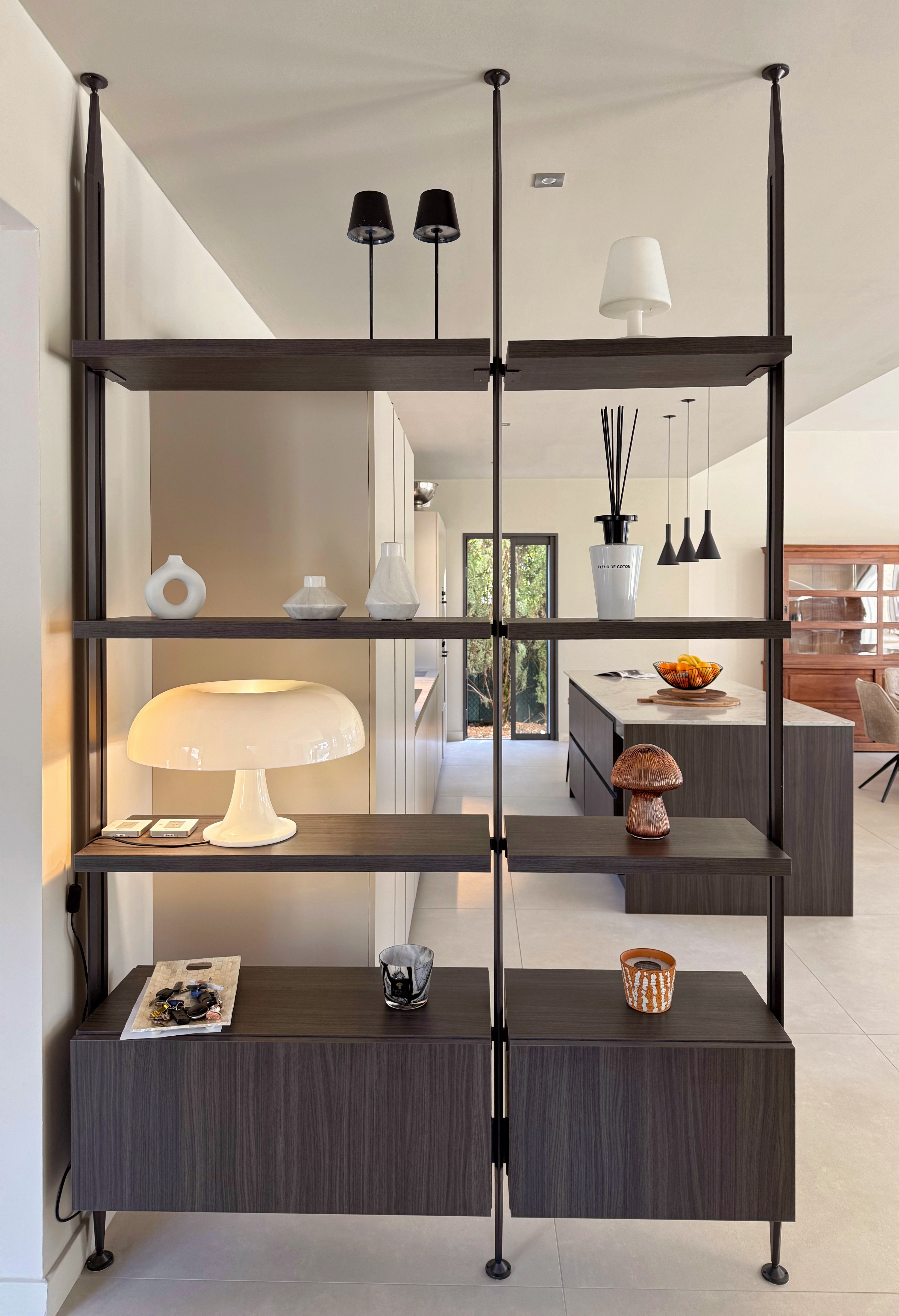 Focus sur la bibliothèque, vue depuis l'entrée.