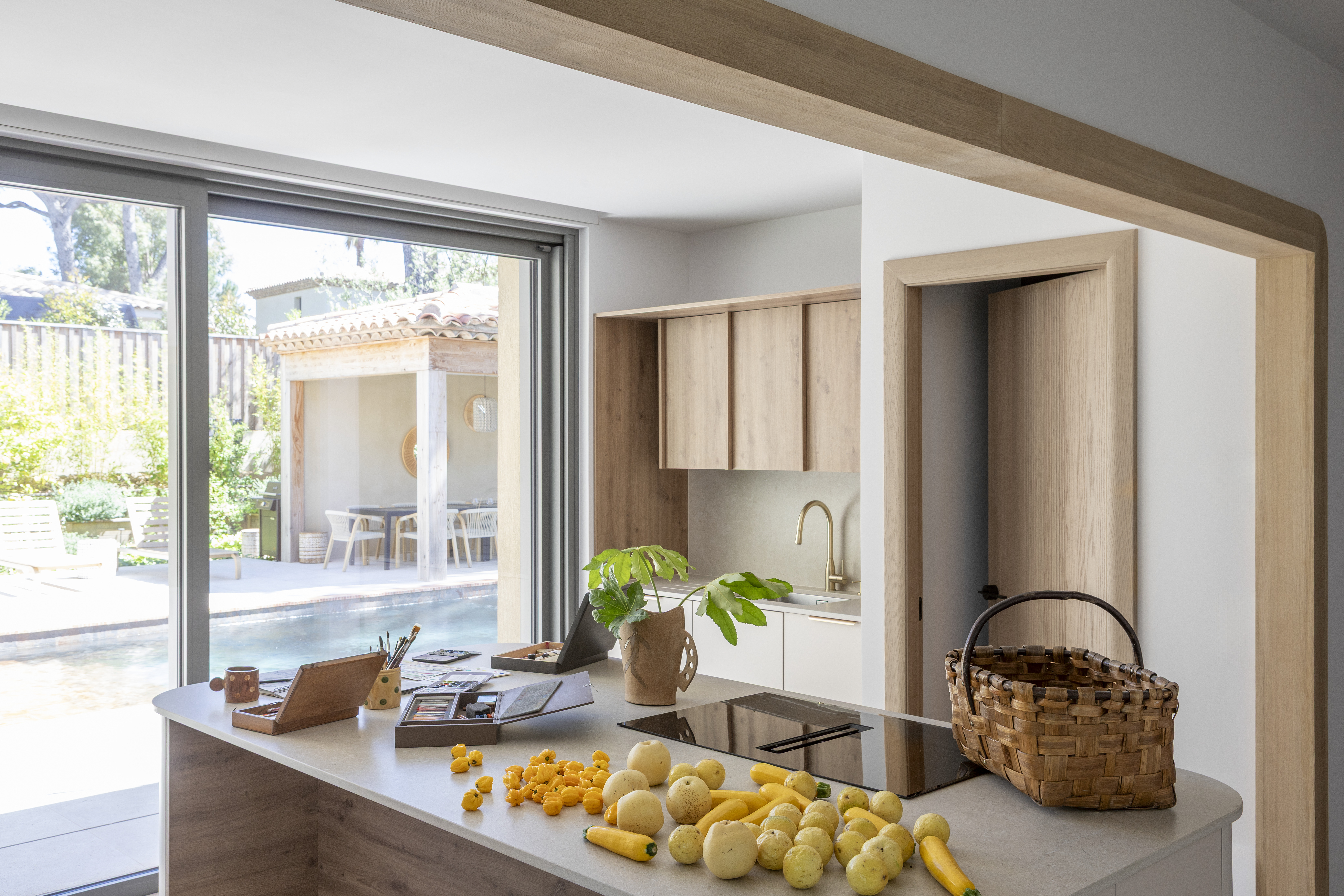 Vue sur cuisine vue à l'extérieure avec ilot central