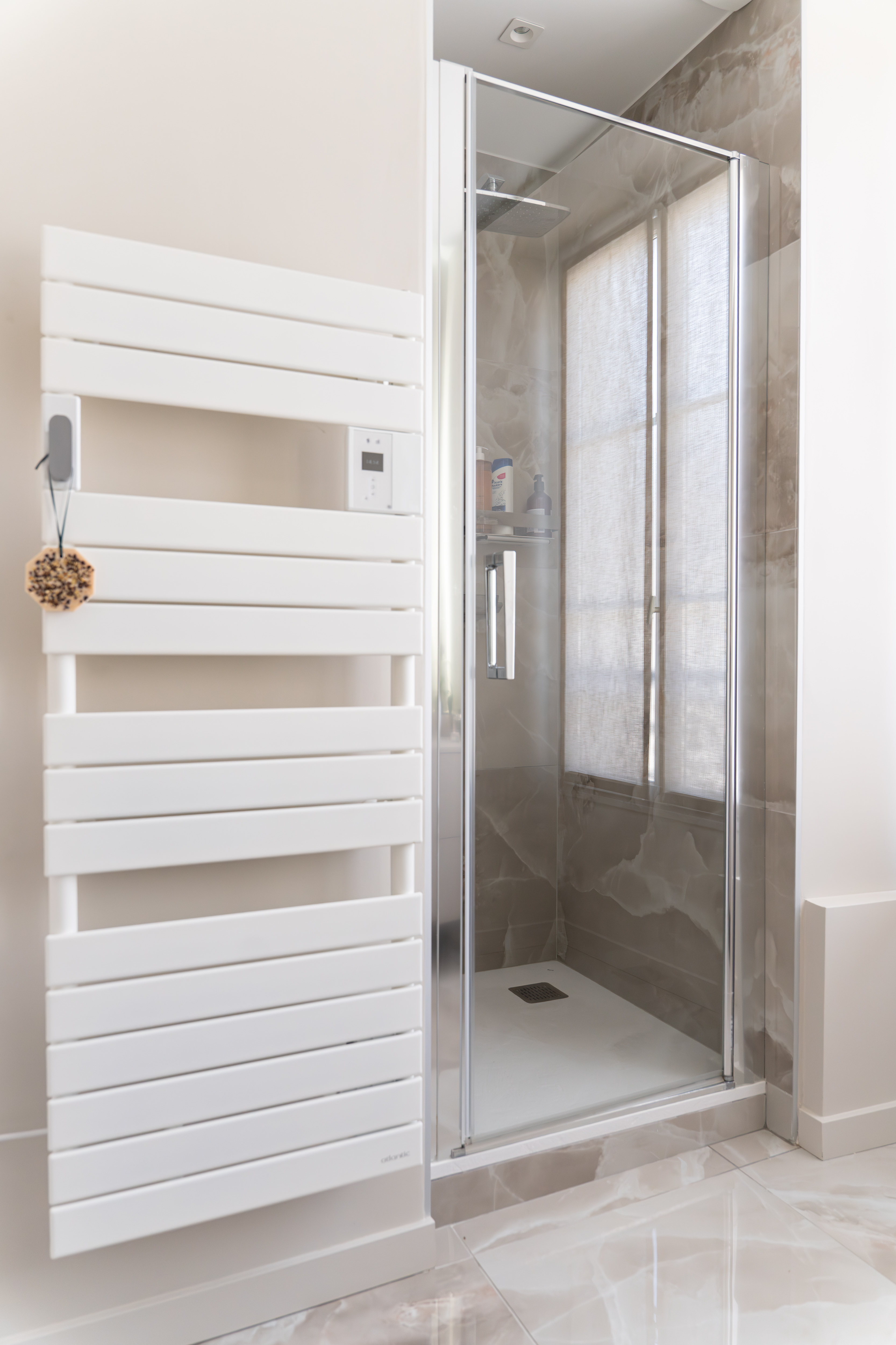 paroi douche et sèche serviette