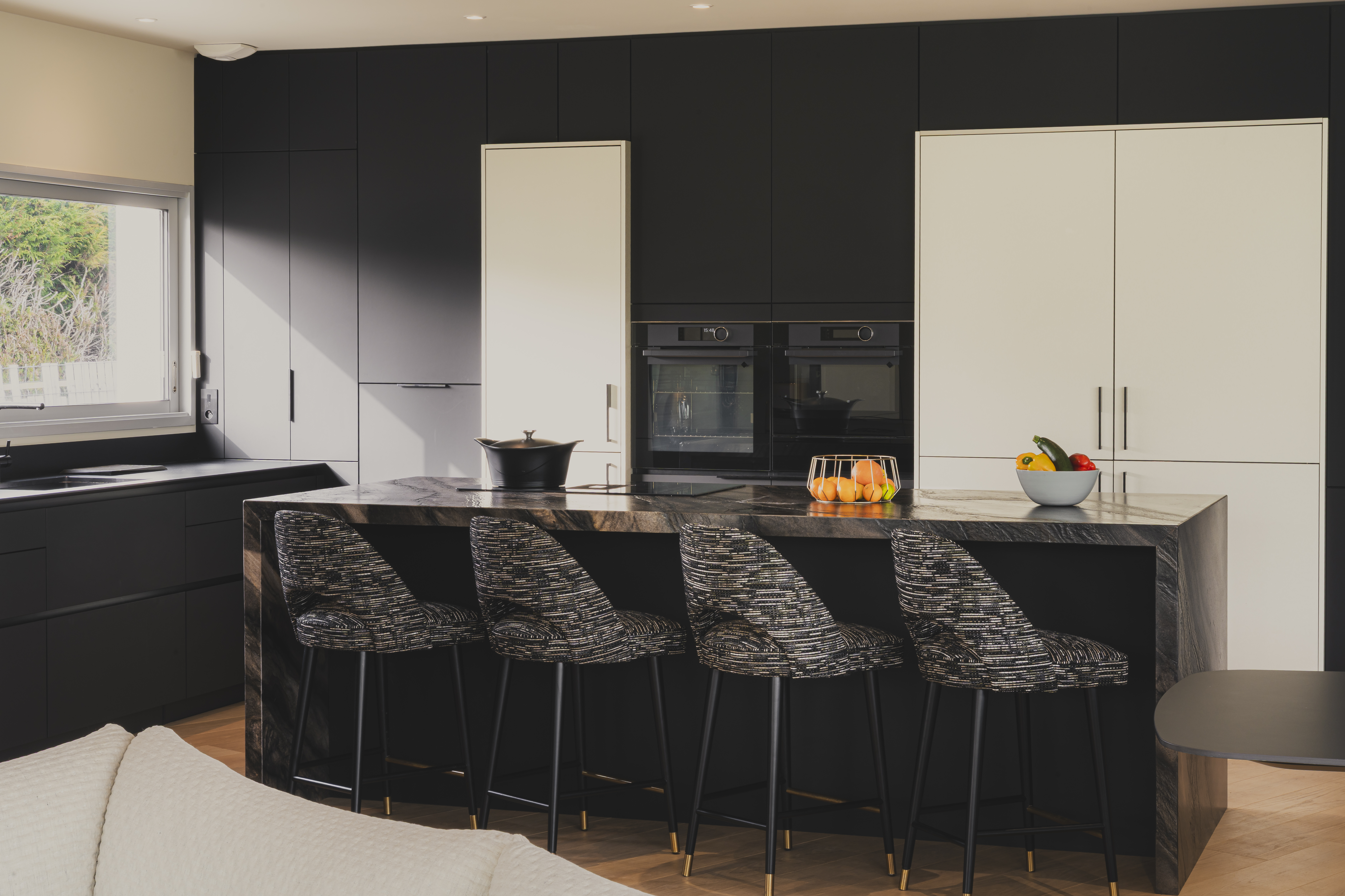 cuisine contemporaine avec façades métalliques et design épuré