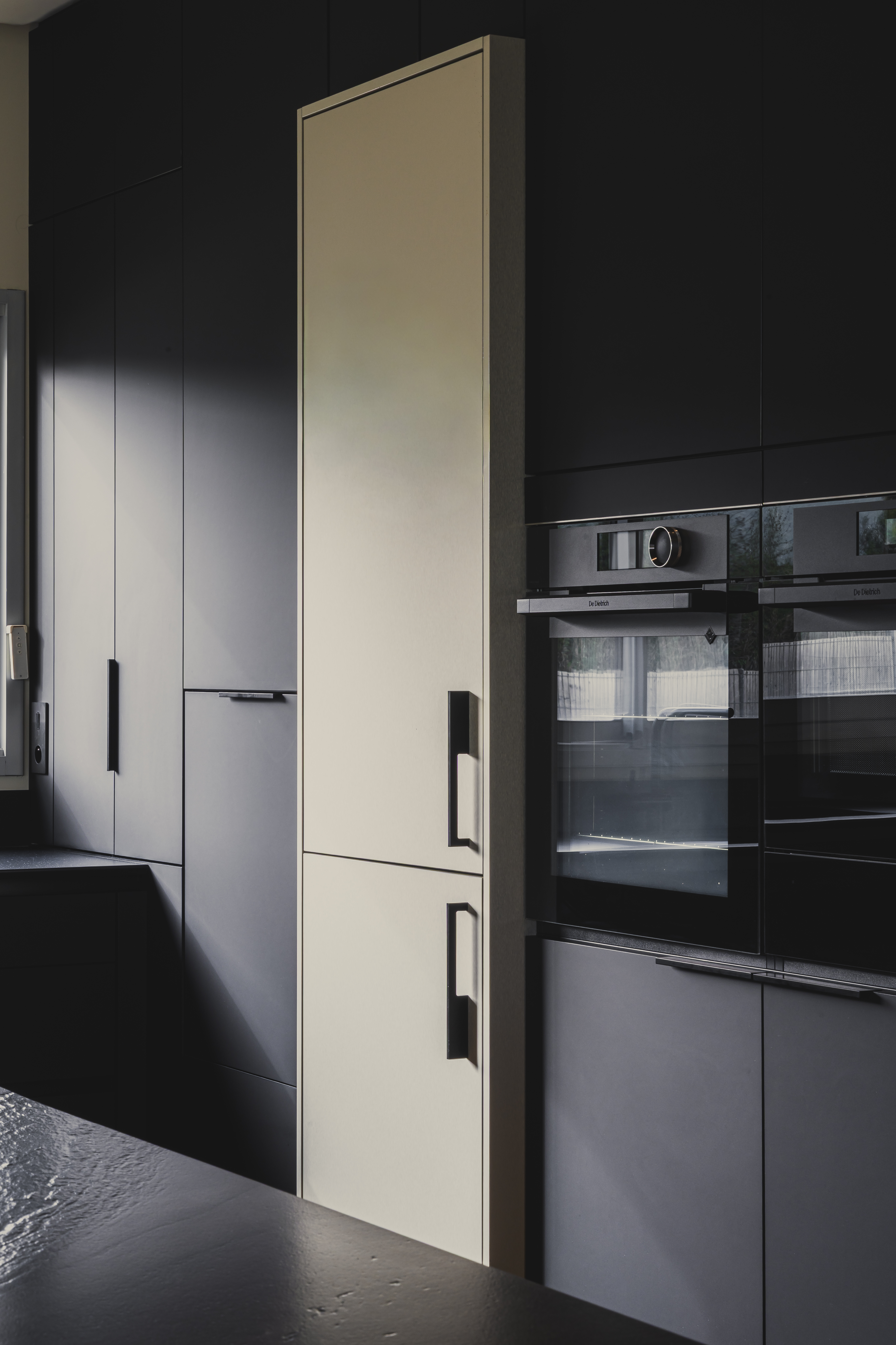 colonnes de cuisine avec électroménager intégré et lignes contemporaines