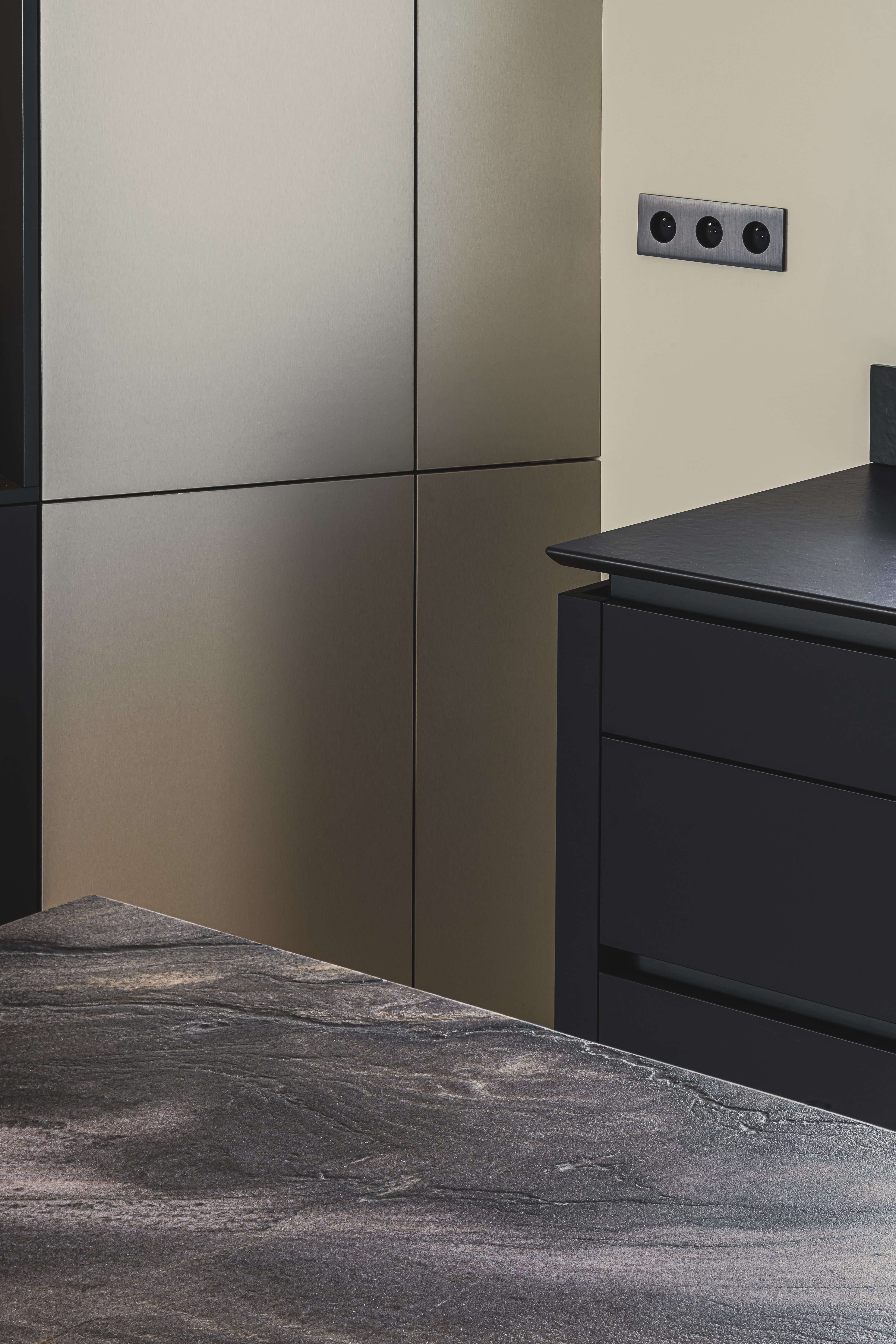 plan de travail en pierre naturelle sequoia finition cuir texture relief