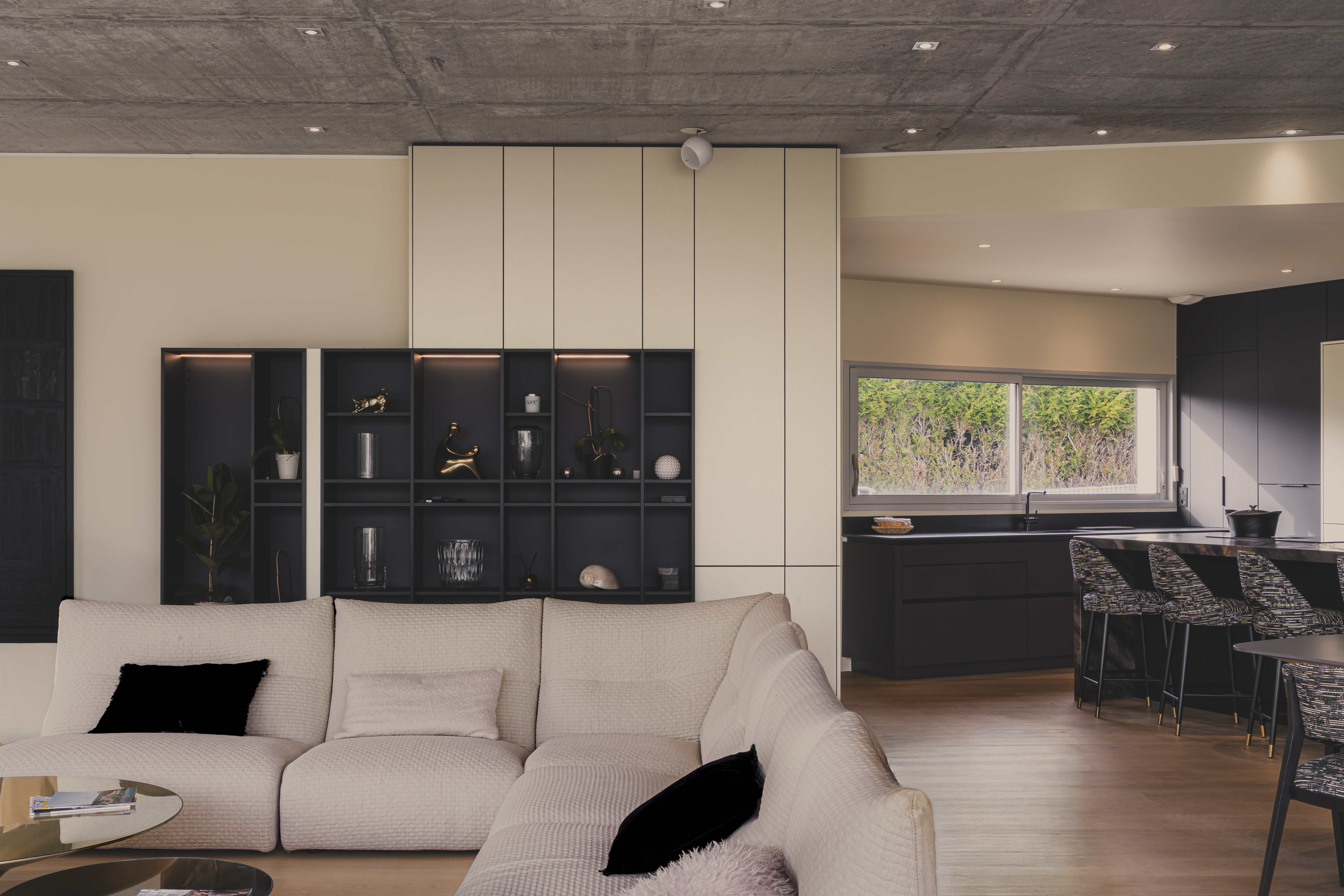 vue d’ensemble cuisine et salon dans un espace contemporain structuré