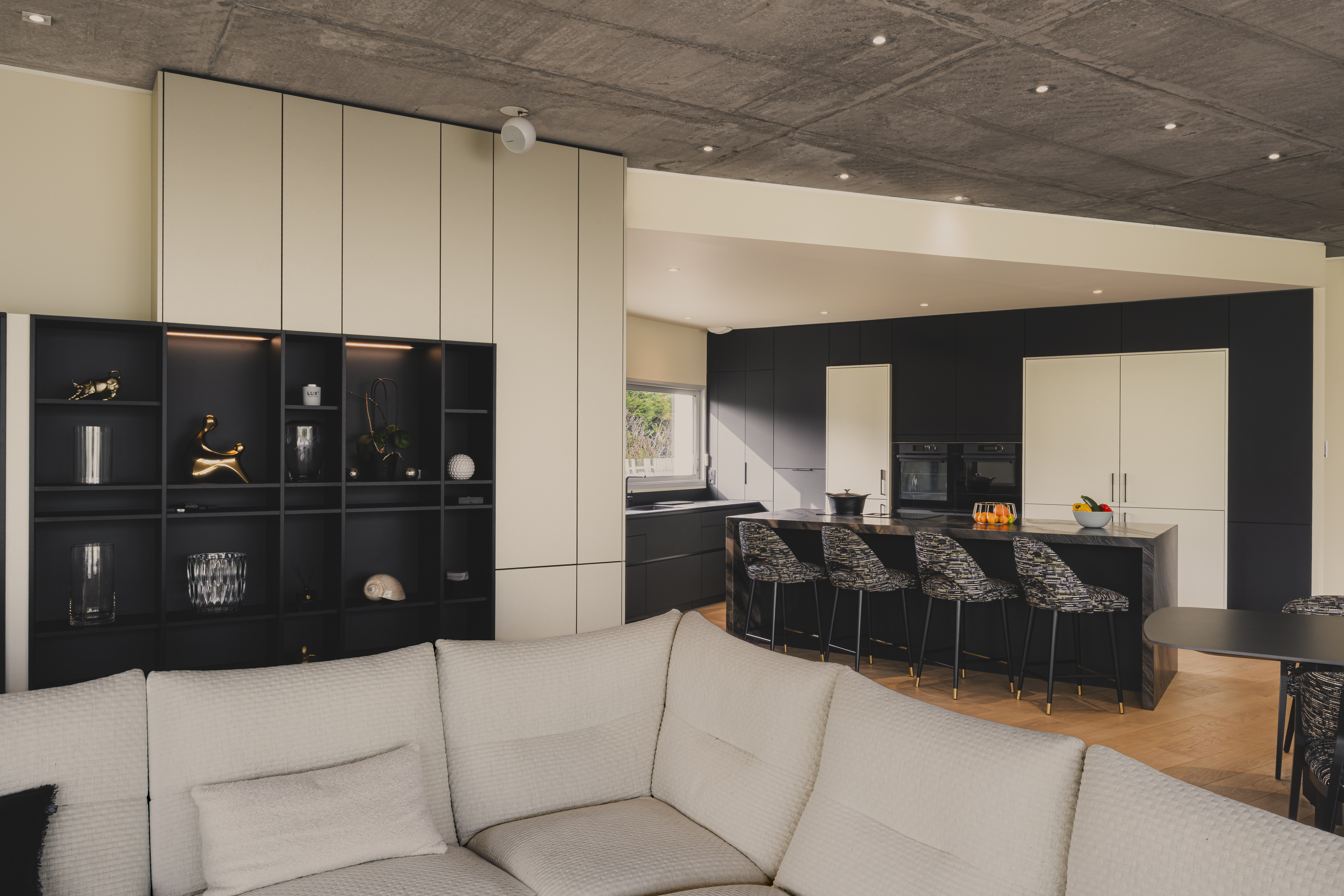 salon ouvert avec cuisine sur mesure dans un grand espace contemporain à Caen