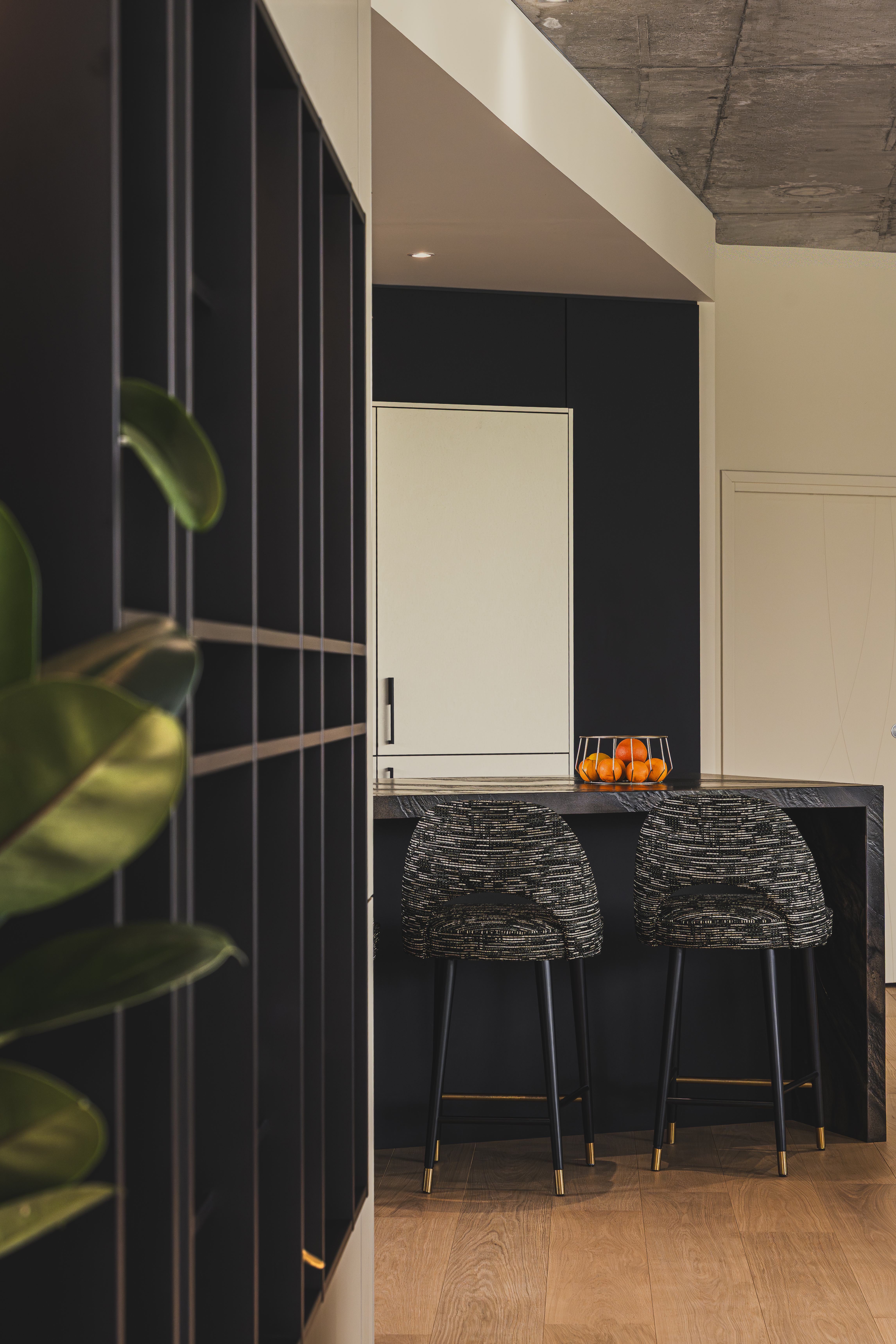 agencement sur toute hauteur avec rangements intégrés dans un espace contemporain