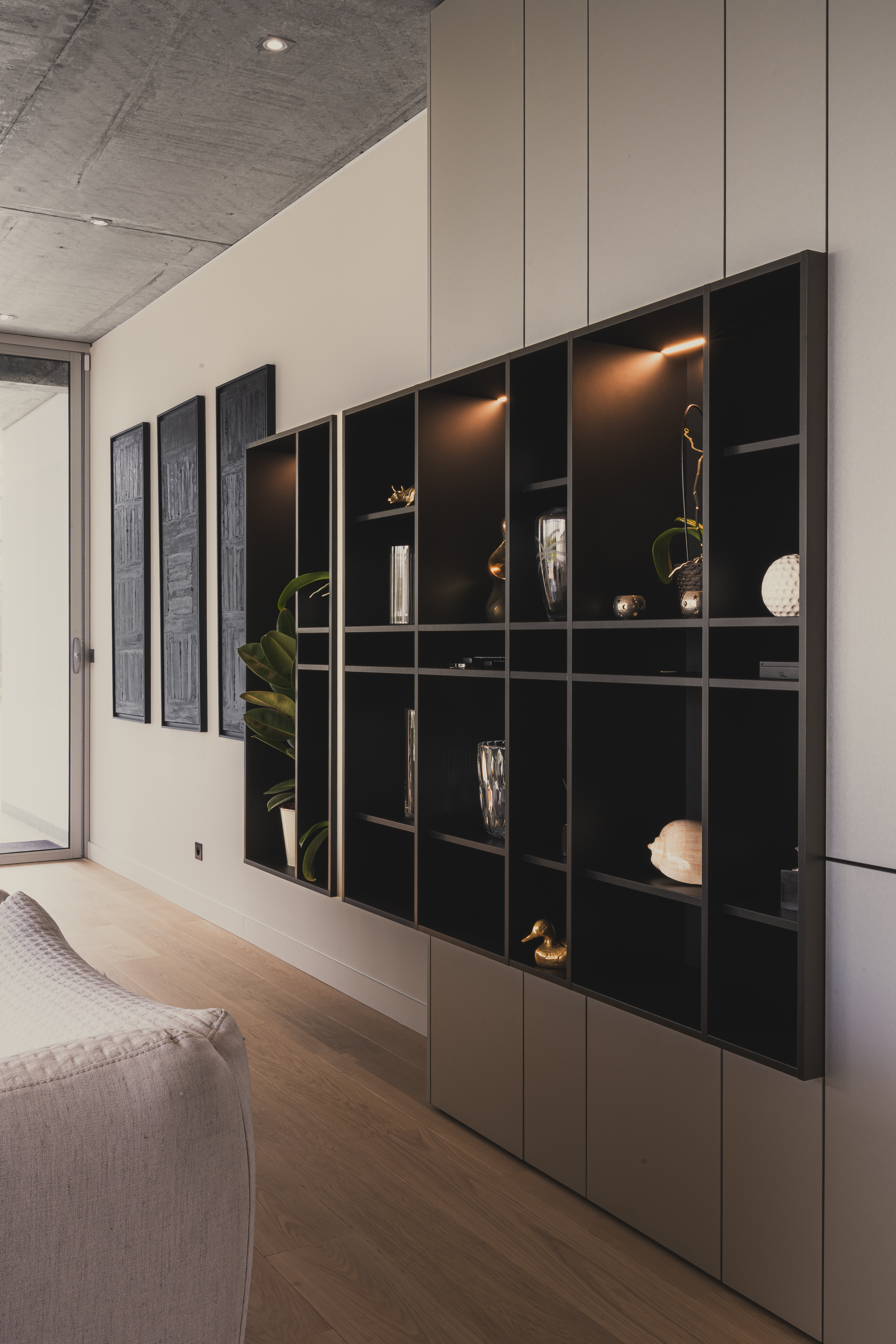 agencement sur toute hauteur avec rangements intégrés dans un espace contemporain