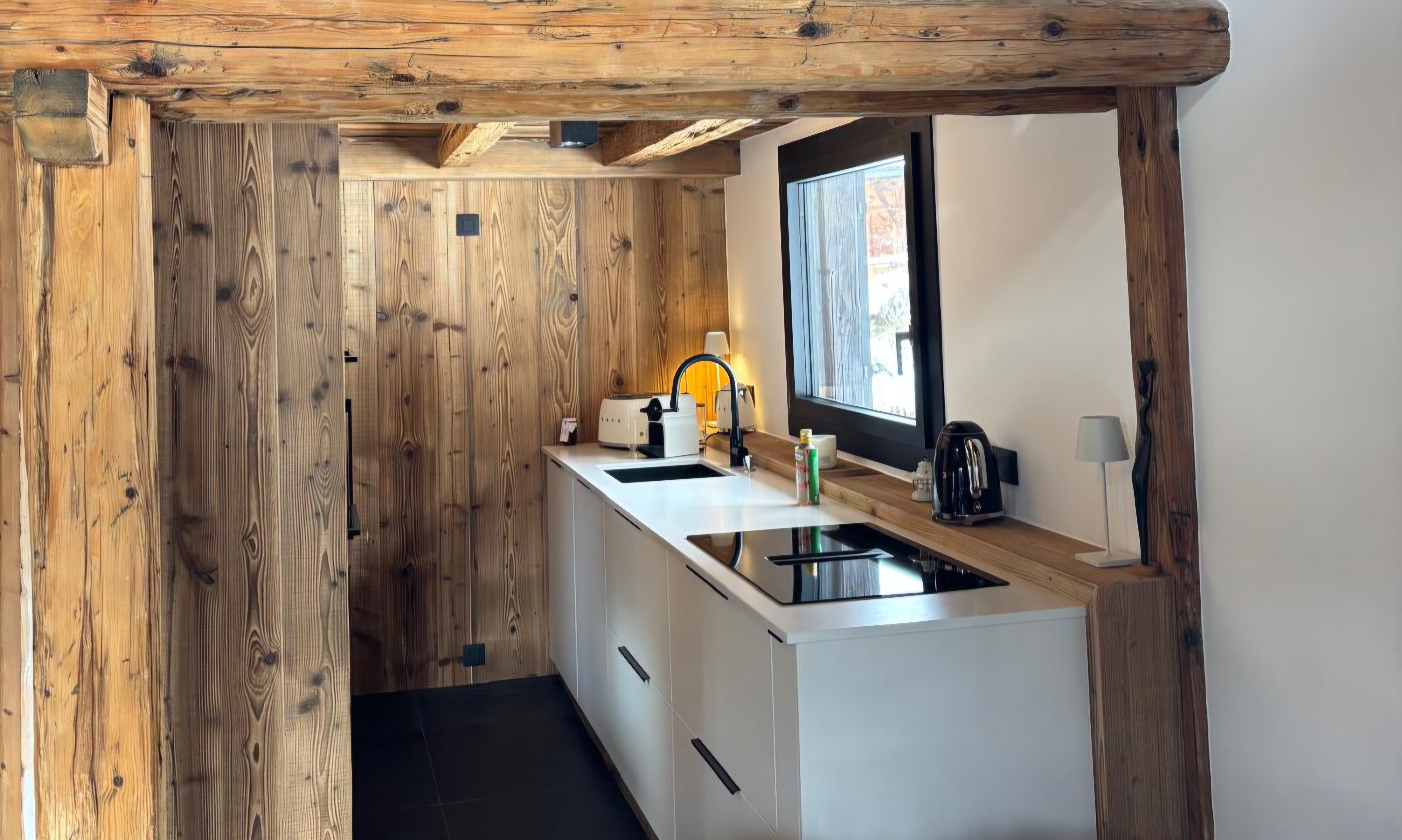perene sallanches réalisation cuisine blanche et vieux bois dans un chalet les Houches