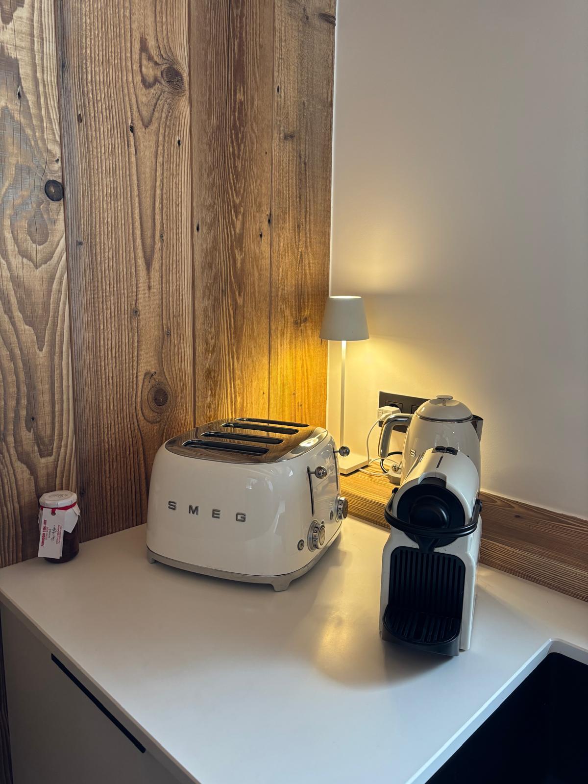 perene sallanches ensemble smeg cuisine blanche vieux bois chalet.jpg