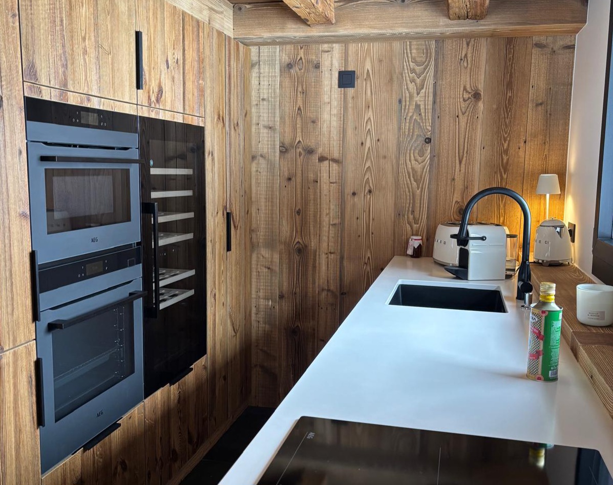 perene-sallanches-cuisine-blanche-et-vieux-bois-chalet-electromenager-AEG.jpg
