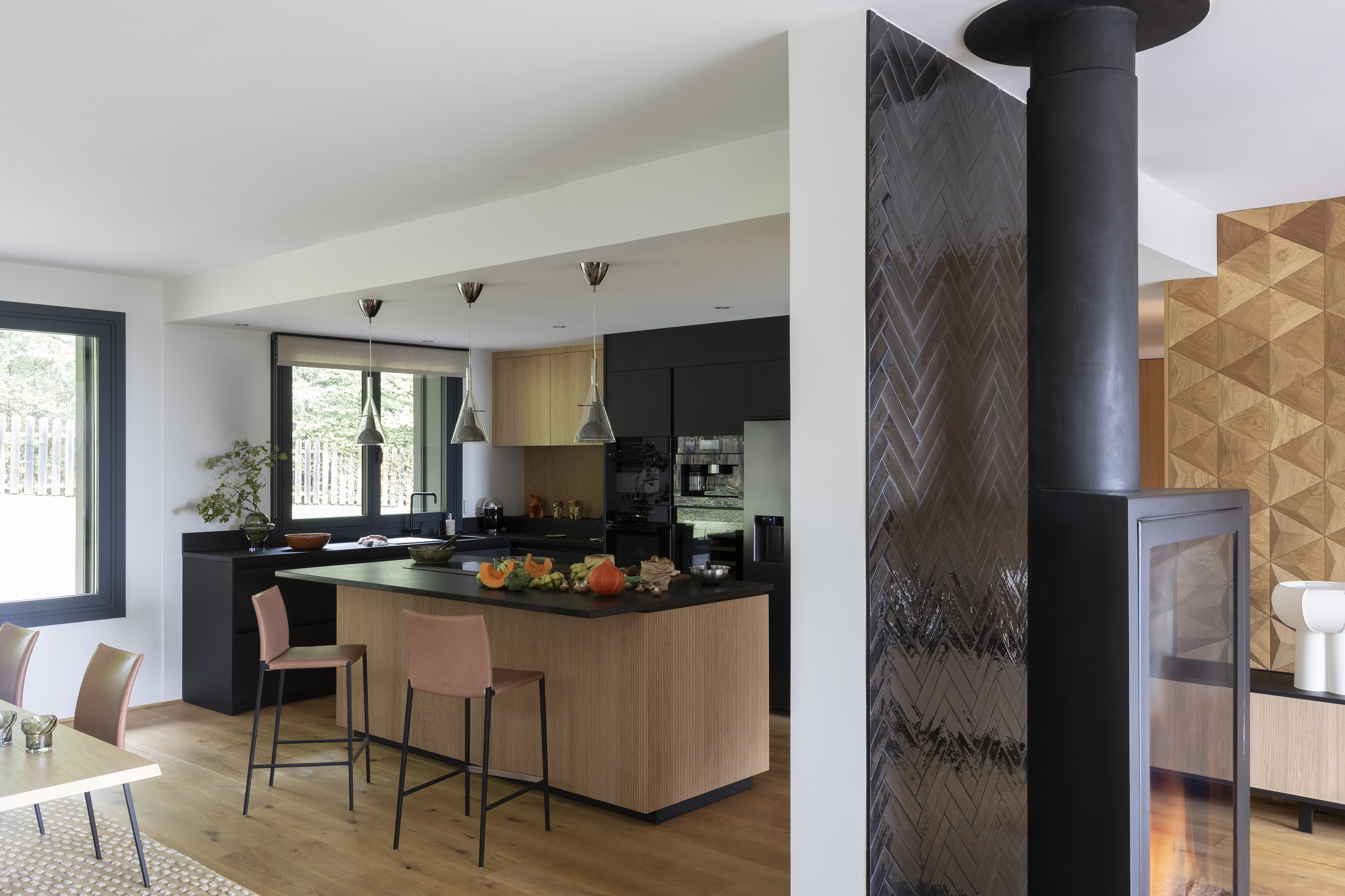 Cuisine ilot moderne noir bois 