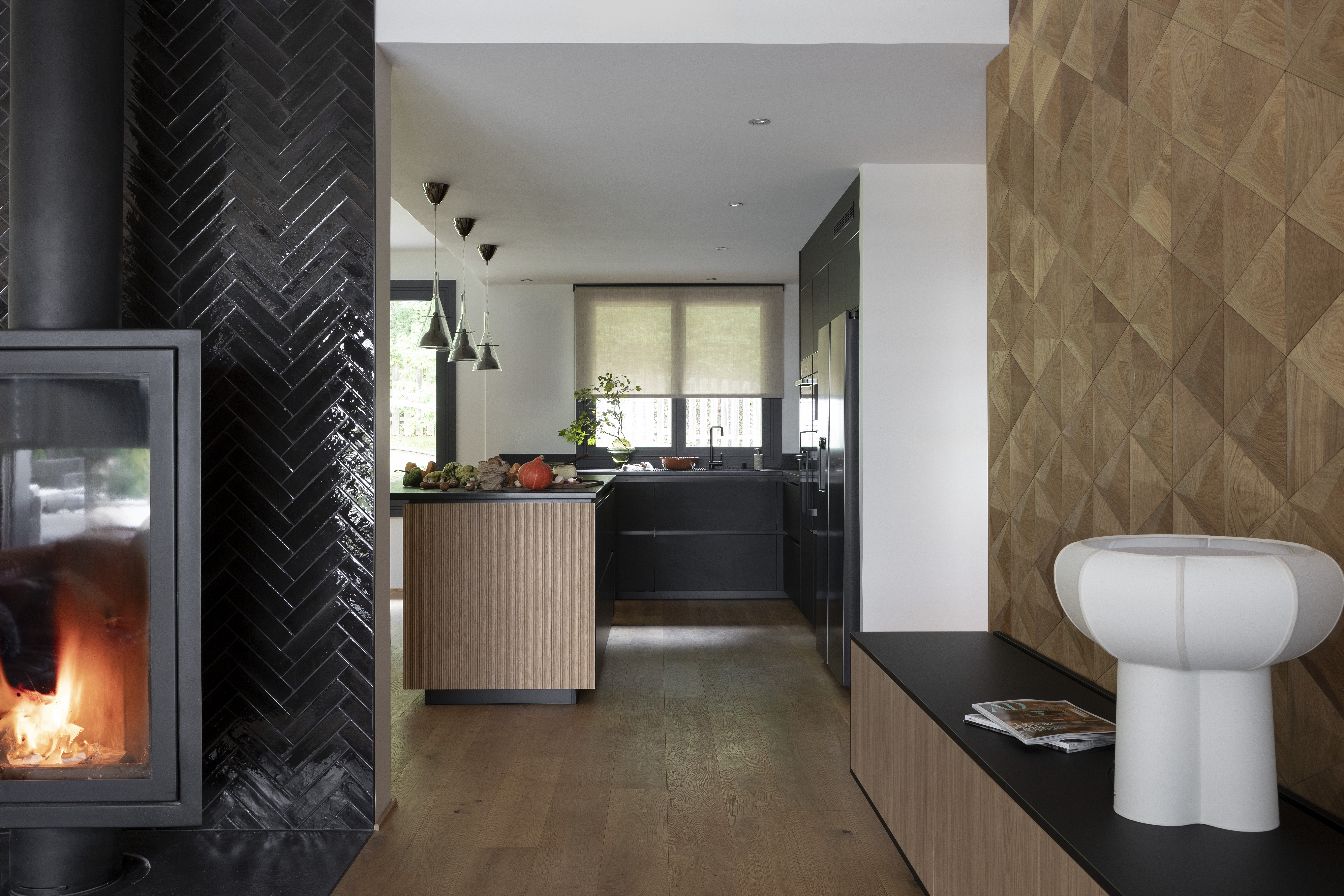 Cuisine ilot moderne noir bois